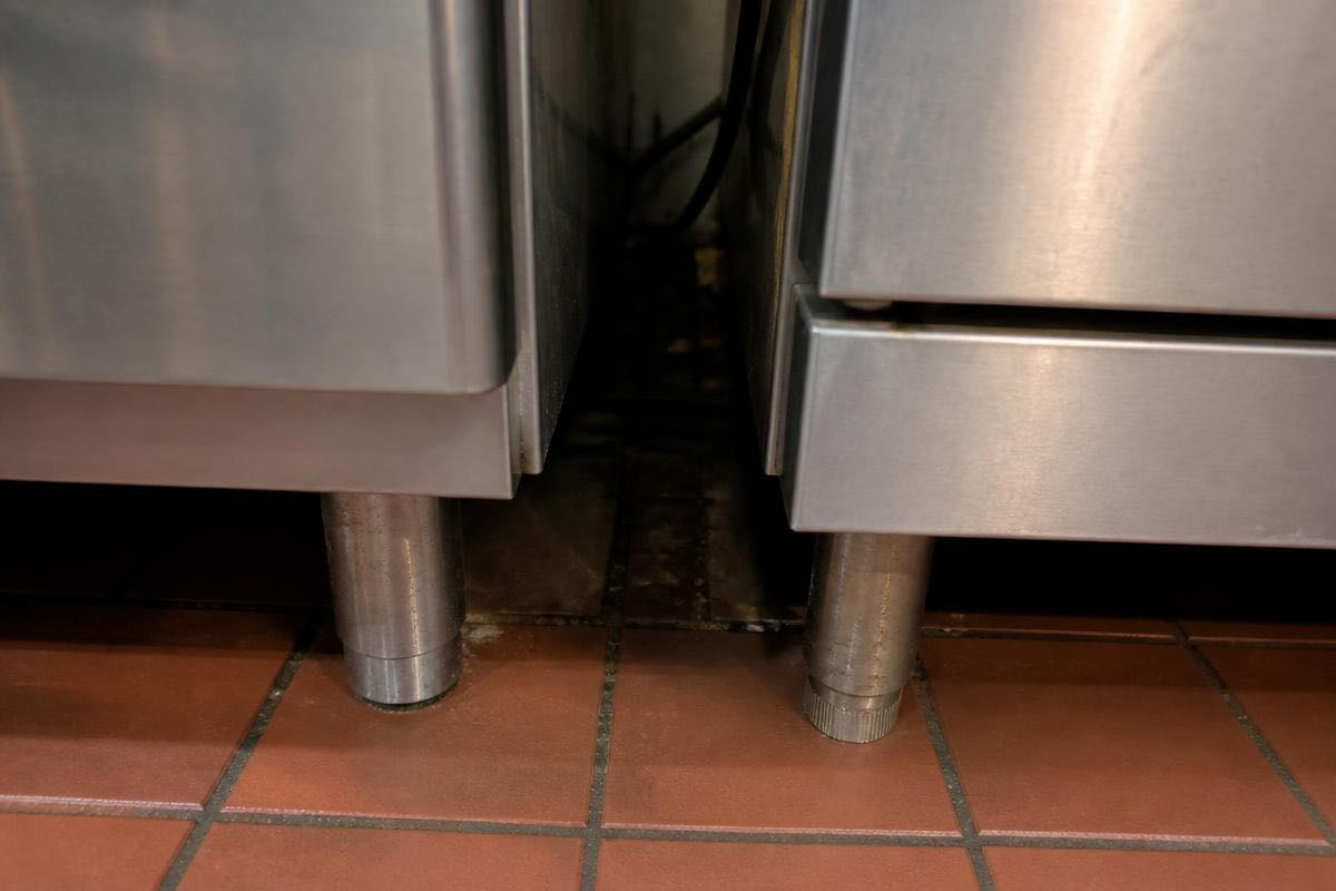 Narrow gap between stainless steel equipment on a commercial kitchen line